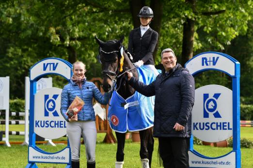 Foto: Alexander Kuschel gratulierte der Siegerin Coco Maroscheck (RG Hof Barkholz e.V.) zum Sieg mit Zaimee und Rang vier mit Diabas in der Kuschel Cup-Finalqualifikation beim Pfingstturnier des Reit- und Fahrvereins Wedel v. 1923 e.V. - Fotograf: RathmannVerlag/Malina Blunck
