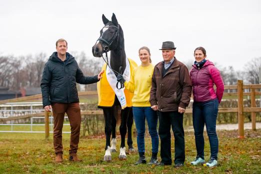 Foto: St.Pr.St. Coletha mit Simon Riquiere von Hunters Studfarm, Melanie Kosse und Egon Schröder - Fotograf: Hannoveraner Verband