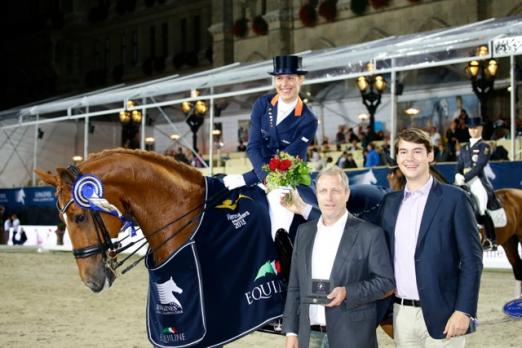 Foto: Die Mevisto Dressage Masters Siegerin Adelinde Cornelissen (NED mit Jerich Parzival und Gerald Reiter (GF Mevisto) und Benedikt Domaingo (VM) - Fotograf: Manfred Leitgeb