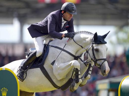 Foto: Der Bundestrainer macht Carsten-Otto Nagel und dessen Pferd Corradina noch Olympia-Hoffnungen. Fotograf: Uwe Anspach - dpa