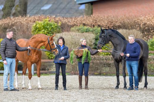 Foto: DLZ-Besamungsstations-Koordinator Lars Schoon, Couleur Rubin mit seiner Züchterin Harli Seifert, DLZ-Chefbereiterin Therese Nilshagen, Rubin Royal OLD und der DLZ-Betriebsleiter Wolfgang Stagge (v.l.). - Fotograf: Tanja Becker