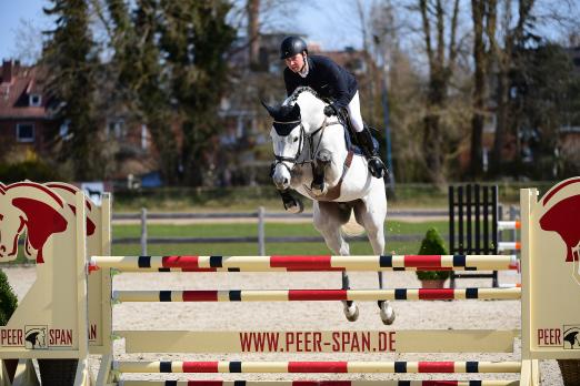 Foto: Beendete im vergangenen Jahr seine Sportprüfung im deutlich sehr guten Bereich als Klassenprimus und wird im Training am 1. Mai von Maximilian Gräfe präsentiert: Crack v. Cornet Obolensky - Fotograf: Janne Bugtrup