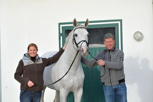 Foto: Ludger Beerbaum, Cristallo I und die Hengststations-Leiterin Almuth Blaschke (v.r.) - Fotograf: Tanja Becker
