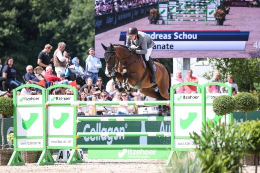 Foto: Der Däne Andreas Schou und seine KWPN-Stute Granate avancierten zum Siegerpaar im Championat der Itzehoer Versicherung - Fotograf: ACP Andreas Pantel