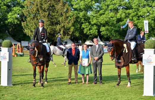 Foto: Die Sieger im Barrierenspringen Helmut Schönstetter (r.) und Christoph Gaillinger - Fotograf: ts-foto
