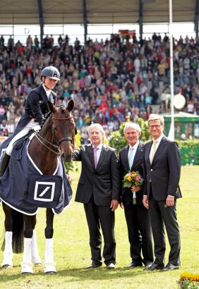 Foto: Der Siegerin Helen Langehanenberg gratulieren von rechts: Bundesaußenminister Dr. Guido Westerwelle, ALRV-Präsident Carl Meulenberg und Jürgen Fitschen, Vorstandsvorsitzender der Deutsche Bank AG. - Fotograf: CHIO Aachen/Michael Strauch