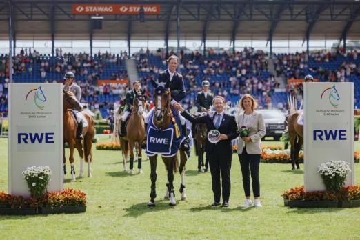 Foto: Das Foto zeigt Ben Maher und Point Break, das Siegerpaar im RWE Preis von Nordrhein-Westfalen, gemeinsam mit Dr. Frank Weigand (Vorstandsvorsitzender der RWE Power AG) und ALRV-Präsidentin Stefanie Peters - Fotograf: CHIO Aachen/Diana Wahl