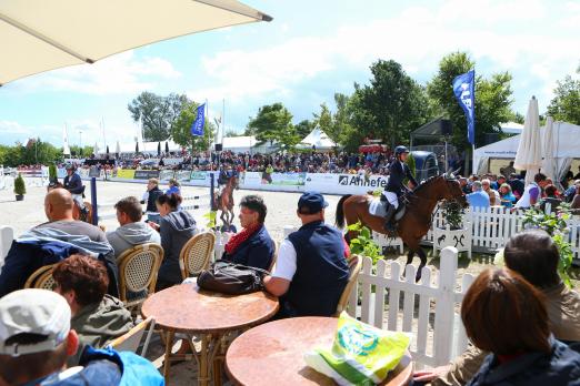 Foto: So dicht sind die Zuschauer selten bei den großen Stars am Parcours - Fotograf: ACP Andreas Pantel