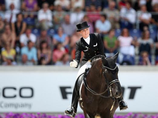 Foto: Kristina Sprehe und ihr Pferd Desperados zeigten in Aachen eine gute Leistung - Fotograf: Rolf Vennenbernd - dpa