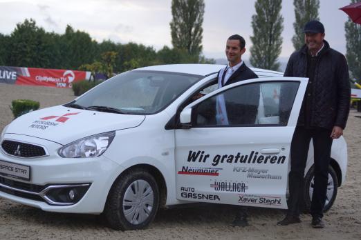 Foto: Dr. Kolja Rebstock, Geschäftsführer MITSUBISHI MOTORS in Deutschland, übergibt den Schlüssel für den neuen Space Star an Sven Fehnl - Fotograf: pferdenews.eu