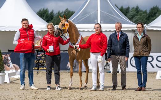 Foto: Siegerstute Dressur mit ihren Züchtern - Fotograf: Reckimedia