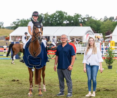 Foto: Lars Schäfer (Leiter der Niederlassung Bank Julius Bär) und Anika Scherzinger (Mega Event Park Aach) gratulieren Siegerin Lea Sophie Gut mit Valentina - Fotograf: Bambifotografie