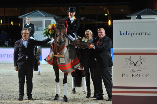 Foto: Gratulation vom Veranstalter Ehepaar Dr. Edwin Kohl und Dr. Arlette Jasper-Kohl für Isabell Werth nach dem Sieg in der Kür - Fotograf: a-focus Altenhofer