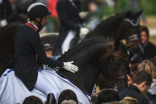 Foto: Inniger Moment nach großem Erfolg: persönlicher Rekord für Ingrid Klimke und Franziskus in Wiesbaden - Fotograf: equistock.de