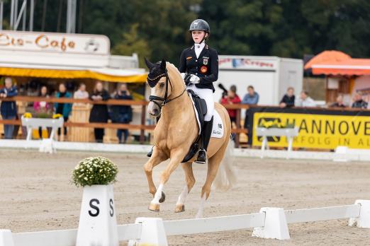 Foto: Die 15 Jahre alte Rose Oatley und Daddy Moon haben die erste Wertung der DJM Pony in Verden mit über 80 Prozent gewonnen - Fotograf: J. Fellner