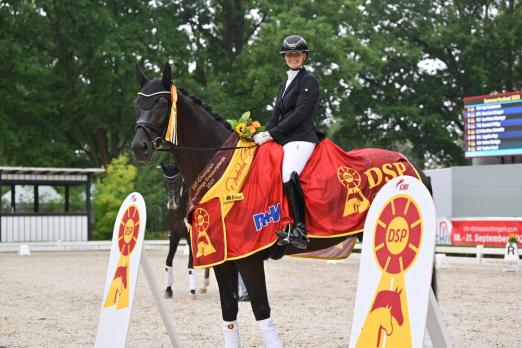 Foto: Das Foto zeigt den Triple-Champion DSP Dantes Sunrise mit Ines Fleischmann. Der Rappwallach hat bereits zum dritten Mal in Folge den Titel errungen! - Fotograf: Schroeder