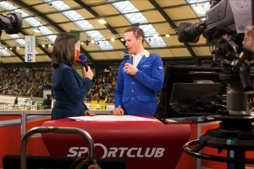 Foto: Das NDR-Fernsehen überträgt am Samstag und Sonntag von den VR CLASSICS - hier Sandra Maahn im Gespräch mit Christian Ahlmann. Darüberhinaus zeigt FEI-TV den Weltcup Dressur live, ClipMyHorse.tv überträgt an allen Tagen im Livestream - Fotograf: Thomas Hellmann