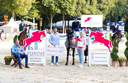 Foto: Das perfekte Ergebnis für Stephanie Böhe und ihre Granate P – drei Siege an einem Wochenende in der FUNDIS Youngster Tour - Fotograf: Thomas Hellmann