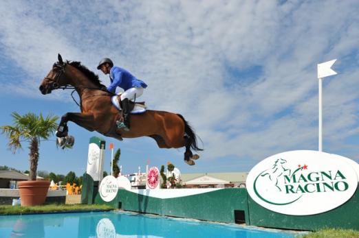 Foto: Der MAGNA RACINO GRAND PRIX Sieger Doda de Miranda (BRA) auf AD Nouvelle Z. - Fotograf: Hervé Bonnaud