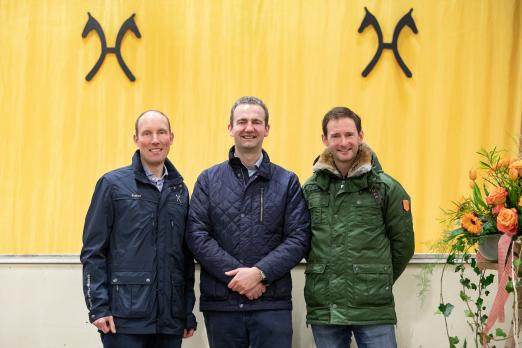 Foto: Geschäftsführer Wilken Treu mit den beiden Auktionatoren Bernd Hickert und Frederik De Backer - Fotograf: Hannoveraner Verband
