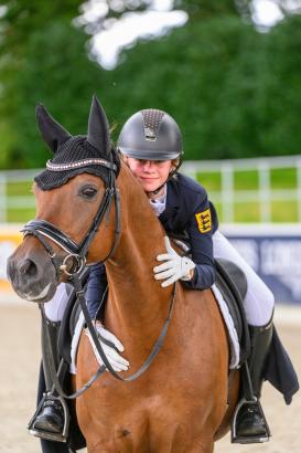 Foto: Nomen es Omen - "der kleine Sunnyboy" und Laura Kohoutek - Fotograf: Equitaris