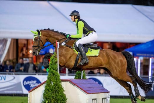 Foto: Desiree Schmidt aus der Schweiz und Game Boy III gewannen die Geländepferdeprüfung im Stadion in Donaueschingen - Fotograf: Stefan Lafrentz