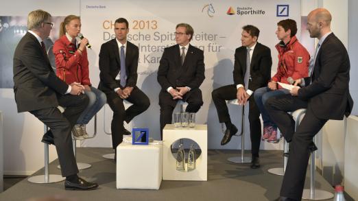 Foto: Martin Renker (Deutsche Bank, Managing Director, Leiter Geschäftsregion West / Mentor Fabienne Lütkemeier), Fabienne Lütkemeier (Dressurreiterin), Dr. Michael Ilgner (Vorsitzender des Vorstands, Stiftung Deutsche Sporthilfe), Christofer Habig (Global Head of Brand Communications & Corporate Citizenship, Deutsche Bank), Michael Mronz (Geschäftfüher Aachener Reitturnier GmbH), Monica Theodorescu (Bundestrainerin Dressur), Kai Meesters (Moderator) - Fotograf: CHIO Aachen / Holger Schupp