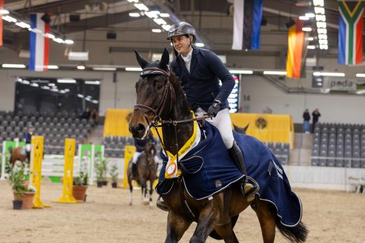 Foto: Diarello und Tim-Uwe Hoffmann haben die Hannoveraner Springpferde-Masters der Fünfjährigen gewonnen - Fotograf: Hannoveraner Verband