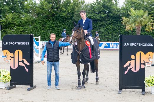 Foto: Diarmuid Howley mit Fina VA und Turnierleiter Jörg Naeve - Fotograf: Christian Beeck 