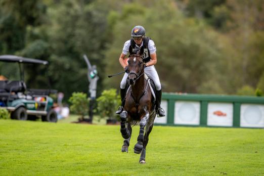 Foto:Andreas Dibowski gehört zu den erfolgreichsten Vielseitigkeitsreitern der Welt. Mit FRH Corrida nahm er an den Weltreiterspielen in Tryon/USA teil. Er gibt sein Wissen in einem Trainingslehrgang in Verden weiter - Fotograf: Lafrentz