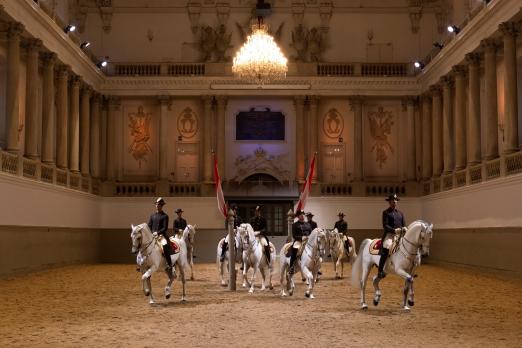 Foto: Die Bereiter präsentieren auch die „Große Schulquadrille“ mit acht Hengsten, die in feinst abgestimmter Choreographie Lektionen der Dressur zeigen - Fotograf: Rene Van Bakel