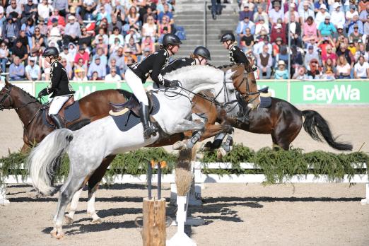 Foto: Die Springquadrille - Ein gern gesehenes Schaubild bei den Hengstparaden - Fotograf: Stephan Kube