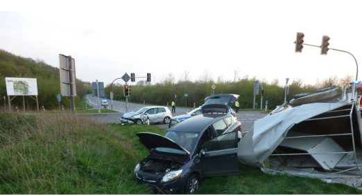 Foto: Verkehrsunfall mit Pferdeanhänger - Fotograf: Feuerwehr Dinslaken