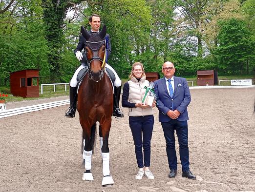 Foto: Selbstbewußte Siegerin der Youngster-Dressur Kl. S*: Donna Farah mit Ausbilder Manuel Bammel, ESRV-Vorsitzender Elske Nazarian und Richter Peter Mannheims - Fotograf: BM