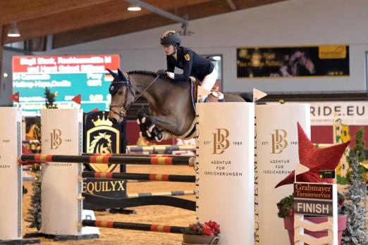 Foto: Doppelsieg für Cecilia Huttrop-Hage, hier mit Caramello in der Sichtungsprüfung Bundesnachwuchschampionat der Pony-Springreiter - Fotoagentur Dill
