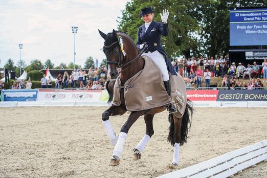 Foto: Gern gesehene Gäste in Verden - Dorothee Schneider und ihr Faustus - hier im Grand Prix Special in Verden - Fotograf: LL-Foto