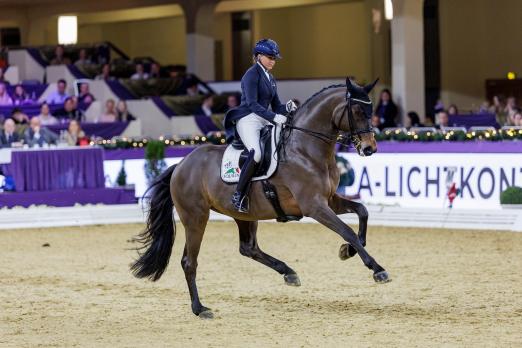 Foto: Dorothee Schneider und Maxi Kraft’s Barcelo OLD gewinnen mit 76,732 % den NÜRNBERGER BURG-POKAL 2024 - Fotograf: Stefan Lafrentz