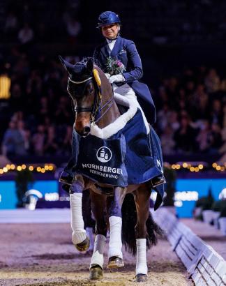 Foto: Siegerpaar 2024 im Finale des Nürnberger Burg-Pokals waren Maxi Kraft`s Barcelo von Bon Coeur und Reitmeisterin Dorothee Schneider - Fotograf: Stefan Lafrentz Foto: Siegerpaar 2024 im Finale des Nürnberger Burg-Pokals waren Maxi Kraft`s Barcelo von Bon Coeur und Reitmeisterin Dorothee Schneider - Fotograf: Stefan Lafrentz
