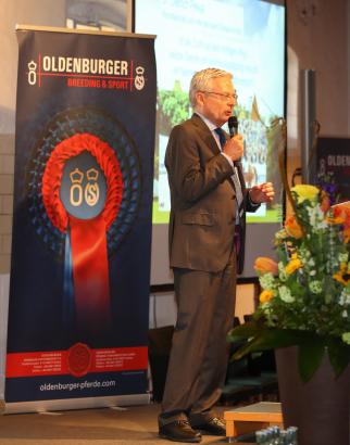 Foto: Dr. Dietrich Plewa, internationaler Richter und Kommentar, war Referent beim 4. Liebenberger Pferdeforum aus Schloss & Gut Liebenberg - Foto: Pantel