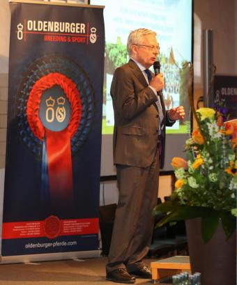 Foto: Dr. Dietrich Plewa bezog beim 4. Liebenberger Pferdeforum klare Stellung gegen den Fremdreitertest bei dreijährigen Reitpferden - Fotograf: Pantel