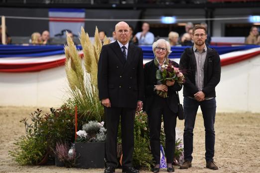 Foto: Dr. Thomas Nissen wurde anlässlich der Körung und Elite-Auktion in Neumünster mit seiner feierlichen Verabschiedung überrascht. Seine Frau Hilde und sein Sohn Christian begleiteten den scheidenden Holsteiner Zuchtleiter - Fotograf: Janne Bugtrup