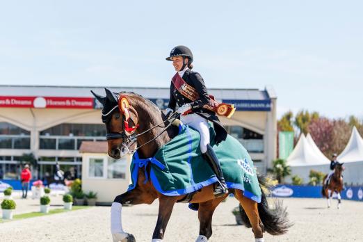 Foto: Dressursport vor großer Kulisse im Stadion auf dem Hof Kasselmann: Zuletzt setzten die Weltranglistenersten Cathrine Laudrup-Dufour und Mount St John Freestyle hier eine neue Bestmarke - Fotograf: © Pferdefotografie Stefan Lafrentz 