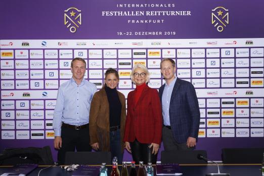 Foto: Freude auf den Turnierbeginn in Frankfurts Festhalle: v.l. Springreiter David Will, Dressur-Europameisterin Dorothee Schneider, Ann Kathrin Linsenhoff und Turnierleiter Matthias Alexander Rath - Fotograf: J. Reumann