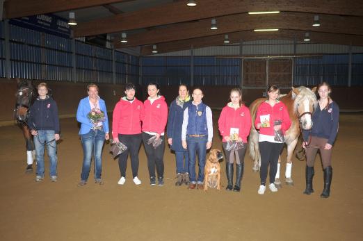 Foto: Die vier inhaftierten Frauen mit ihren Betreuern, darunter Alexandra Schramm (1.v.l.), Dr. Rosemarie Genn (5.v.l.), Jutta Kurre (6.v.l.) und Carina Diekmann (r.) sowie Lotte Schockemöhle (2.v.l.) - Fotograf: Tanja Becker