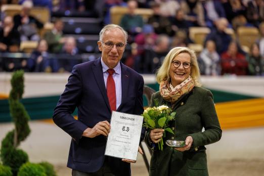 Foto: Die Trakehner Züchterin des Jahres, Marion Essing, nimmt die Auszeichnung aus der Hand des Vorsitzenden des Trakehner Verbandes entgegen - Fotograf: Sportfotos-Lafrentz.de