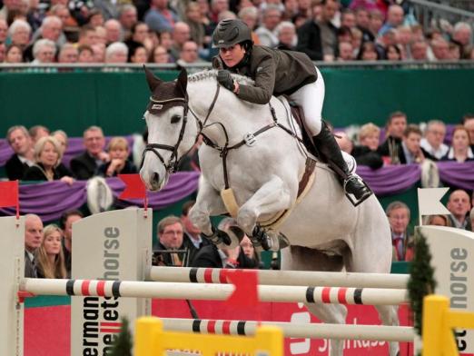 Foto: Katrin Eckermann gewann in Hagen auf Carlson die erste Station der diesjährigen Riders Tour. - Fotograf: Jan Woitas - dpa