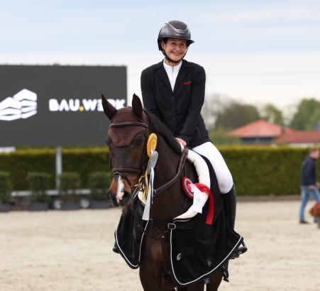 Foto: Kein bißchen verlegen, sondern höchst zufrieden ist Katrin Eckermann nach dem dritten Sieg in Goch beim Hetzel Spring Masters - diesmal mit Qualtissima PS - Fotograf: Maik Wallraffe