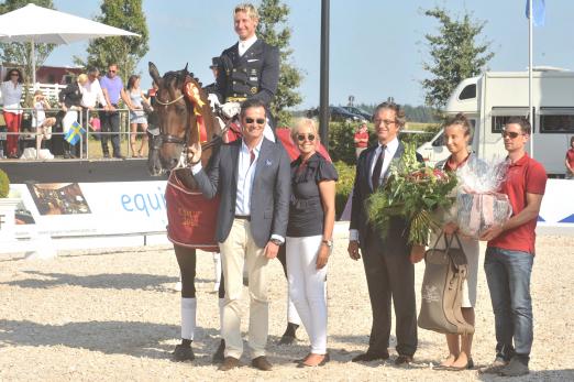 Foto: Sieger des Grand Prix Special, Patrik Kittel, den Gratulanten (v.l.) Georg Groscurth, Fürstlich Castell'sche Bank, und die Gastgeber Arlette Jasper-Kohl und Prof. Edwin Kohl - Fotograf: a-focus altenhofer