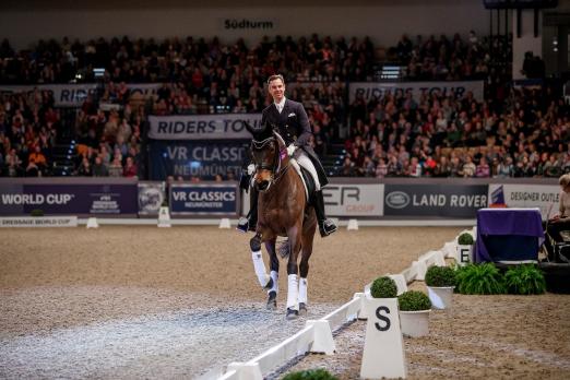 Foto: Vergnügte Ehrenrunde 2020 bei den VR CLASSICS: Kaderreiter Benjamin Werndl und sein Famoso OLD kehren nun zurück nach Neumünster für den FEI Dressage World Cup - Fotograf: Stefan Lafrentz