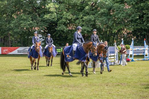 Foto: Das siegreiche Team des Reitvereins St. Hubertus e.V. Rendsburg schritt zur Ehrung der Röschmann TEAM TROPHY anlässlich der Tasdorfer Turniertage - Fotograf: Chrissi VE Fotografie